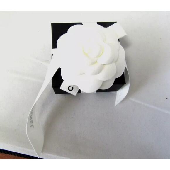 CHANEL 24P Crystal Glass Pearl Flower CC Logo Gold Plated Dangle Drop Earrings - Picture 9 of 10